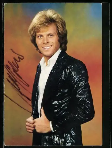 AK Musiker Tony Holiday mit strahlendem Lächeln, Autograph