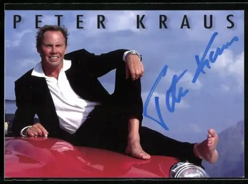 AK Musiker Peter Kraus im schwarzen Sakko auf Motorhaube von Auto, Autograph