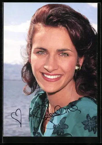 AK Portrait Musikerin Geraldine Olivier vor dem Meer, Autograph