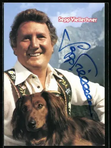 AK Musiker Sepp Viellechner mit Dackel vor Hochgebirge, Autograph