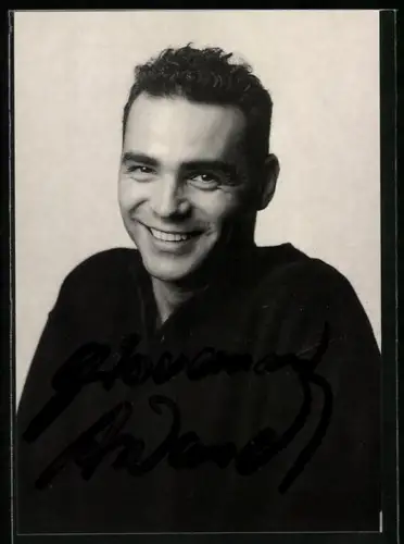 AK Musiker Giovanni Arvaneh im dunklen Hemd portraitiert, Autograph
