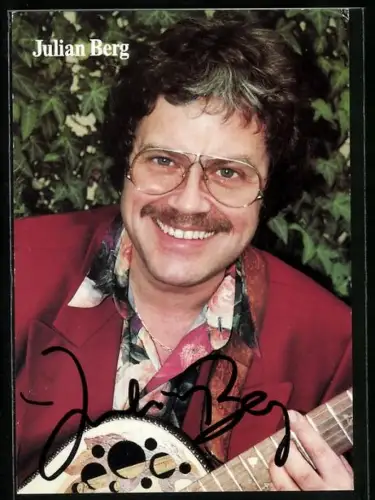 AK Musiker Julian Berg mit Gitarre, Autograph