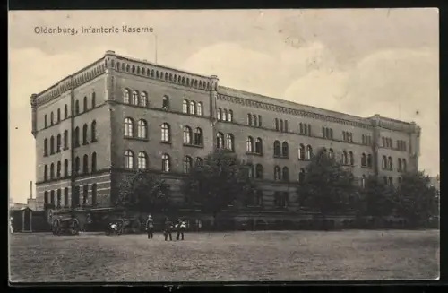 AK Oldenburg / O., Soldaten mit Geschützen vor der Infanterie-Kaserne