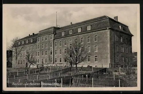 AK Bautzen, Husaren Kaserne mit Soldaten