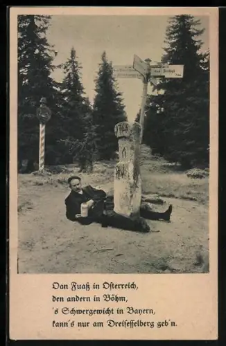 AK Mann liegt mit Bierkrug an der Grenze zwischen Bayern, Böhmen und Österreich, Dreisessel-Dreieckmark