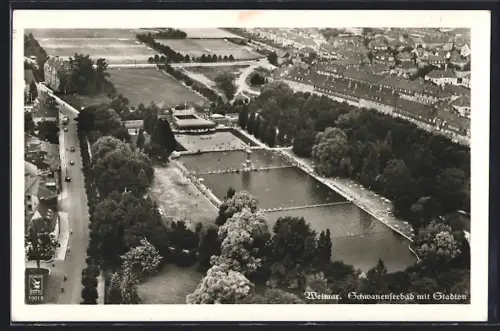 AK Weimar / Thür., Schwanenseebad mit Stadion vom Flugzeug aus