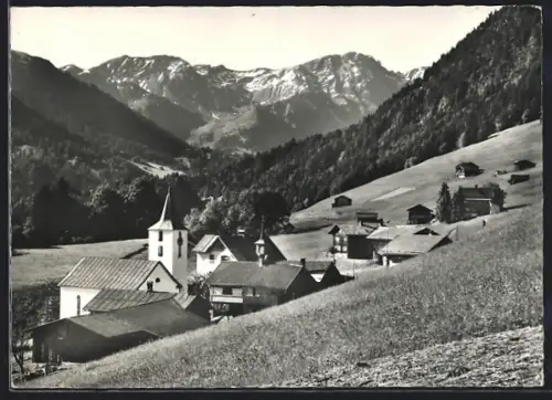 AK Valzeina /Prättigau, Teilansicht mit Kirche gegen den Hochwang