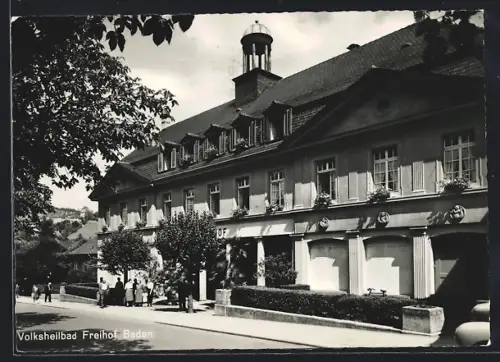 AK Baden, Volksheilbad Freihof mit Passanten