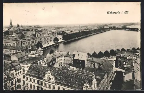 AK Schwerin i. M., Stadtansicht mit See und historischen Gebäuden aus der Vogelschau