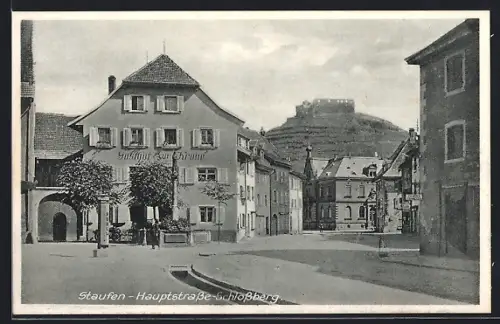 AK Staufen / Breisgau, Gasthof zur Krone mit Hauptstrasse und Schlossberg