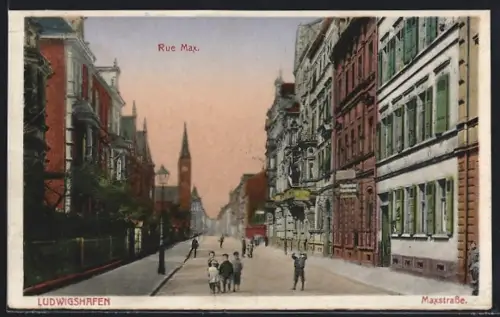 AK Ludwigshafen / Rhein, Maxstrasse mit Restauration und Kindern auf der Strasse