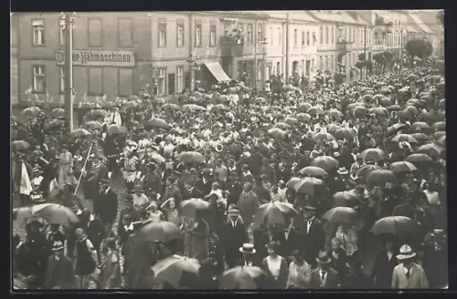 Foto-AK Neuruppin, Stadtfest, Strassenpartie mit Menschenmenge mit Regenschirmen vor Nähmaschinengeschäft, 1922