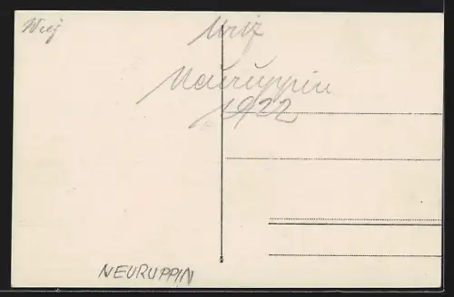 Foto-AK Neuruppin, Stadtfest, Strassenpartie mit Menschenmenge mit Regenschirmen vor Nähmaschinengeschäft, 1922