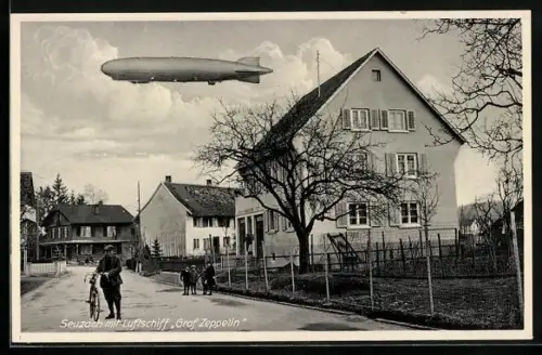 AK Seuzach, Luftschiff Graf Zeppelin über dem Ort, Strassenpartie mit Fahrradfahrer