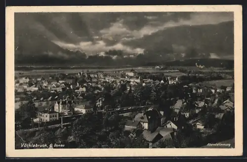 AK Vöcklabruck /O. Donau, Totalansicht in Abendstimmung