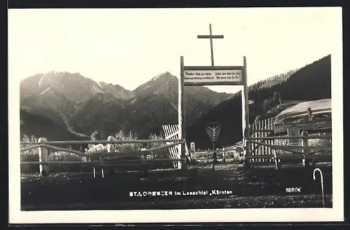 AK St. Lorenzen im Lesachtal, Jesuskreuz durch Tor gesehen
