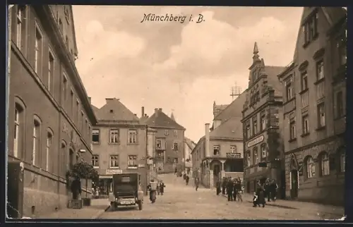 AK Münchberg i. B., Strassenpartie mit Geschäften