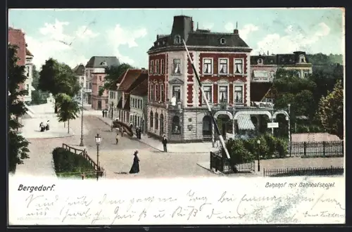 AK Hamburg-Bergedorf, Bahnhof mit Bahnhofshotel, Bahnschranke