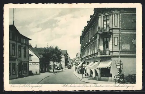AK Sande b. Bergedorf, Blick in die Grosse Strasse vom Bahnübergang