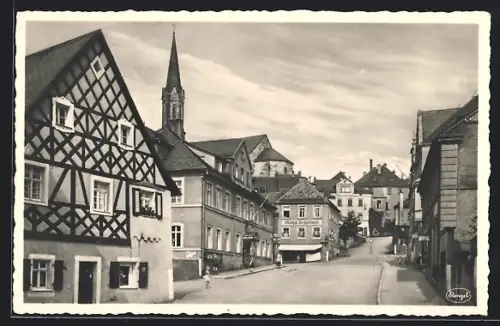 AK Münchberg /Oberfr., Bahnhofstrasse mit Hotel Adler