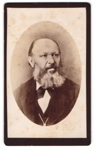 Fotografie O. Krötzsch, Leipzig, Sidonienstr. Nr. 40, Porträt eines älteren Mannes mit Bart