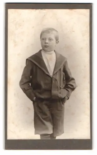 Fotografie unbekannter Fotograf und Ort, Junge im Matrosenanzug