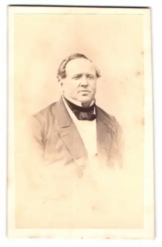 Fotografie unbekannter Fotograf und Ort, Porträt eines Mannes in Anzug