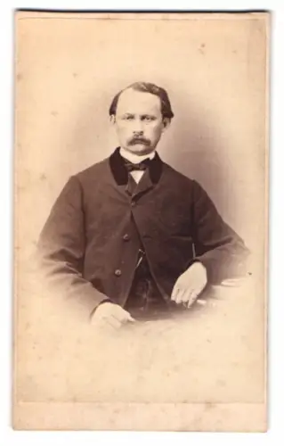 Fotografie unbekannter Fotograf und Ort, Porträt eines Mannes in Anzug mit Schnurrbart