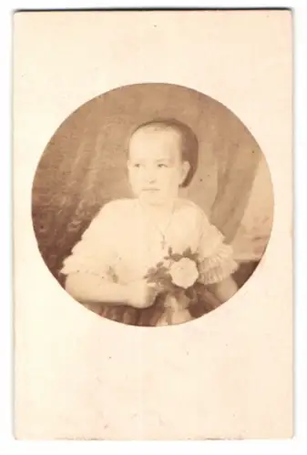 Fotografie unbekannter Fotograf und Ort, Junges Mädchen mit Blumenstrauss