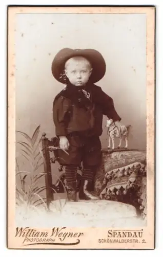 Fotografie William Wegner, Spandau, Schönwalderstr. 2, Kleiner Junge mit Pferdespielzeug