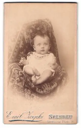 Fotografie Emil Zoepke, Spandau, Stresow Platz 16, Kleinkind auf einem verzierten Sessel