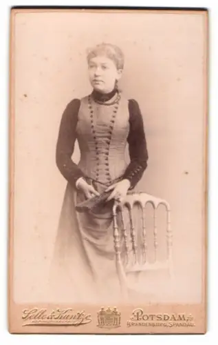 Fotografie Selle & Kuntze, Potsdam, Schwertfegerstr. 14, Frau mit elegantem Kleid und Stuhl