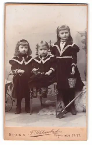 Fotografie F. Schloenbach, Berlin, Hasenheide 52/53, Drei Kinder in feierlicher Kleidung