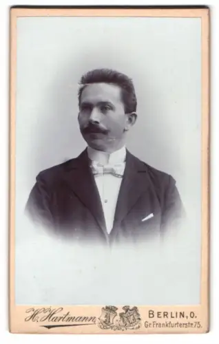 Fotografie H. Hartmann, Berlin, Grosse Frankfurterstrasse 75, Porträt eines Mannes mit Schnurrbart
