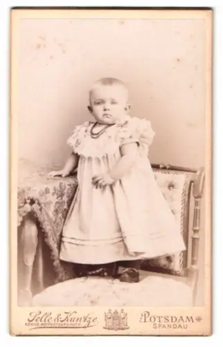 Fotografie Selle & Kuntze, Potsdam, Schwertfegerstr. 14, Kleinkind im eleganten Kleid