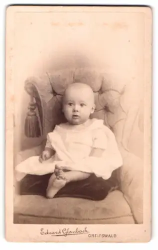 Fotografie Eduard Glaubach, Greifswald, Lange Str. 4, Porträt eines Kleinkinds im Sessel