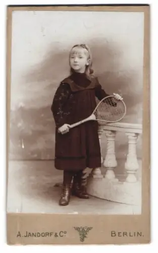Fotografie A. Jandorf & Co., Berlin, Grosse Frankfurterstr. 113, Mädchen mit Tennisschläger
