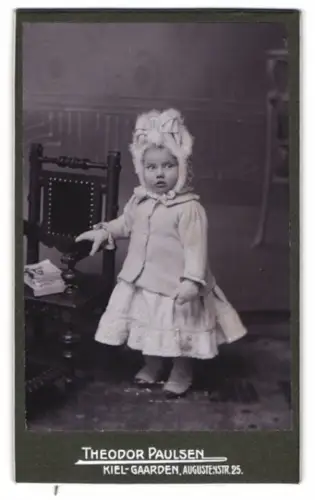 Fotografie Theodor Paulsen, Kiel-Gaarden, Augustenstr. 25, Kleines Kind mit Stuhl