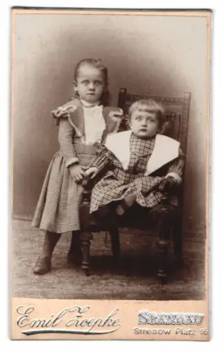 Fotografie Emil Zoepke, Spandau, Stresowplatz 16, Zwei Kinder im Atelier