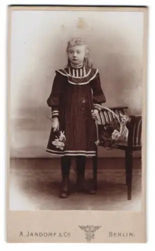 Fotografie A. Jandorf & Co., Berlin, C. Spittelmarkt 16/17, Mädchen mit Blumenstrauss