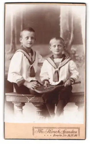 Fotografie M. Hirsch, Spandau, Breite Str. 26, Zwei Jungen in Matrosenanzügen mit Tennisschläger