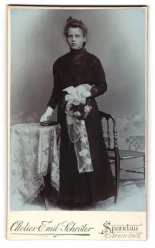 Fotografie Emil Schröter, Spandau, Breite Strasse 32, Mädchen mit Blumenstrauss