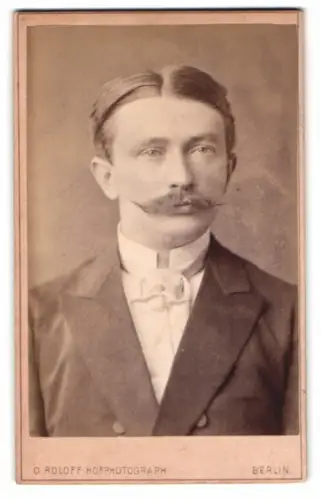 Fotografie O. Roloff, Berlin, Tauben-Strasse 20, Porträt eines eleganten Herrn