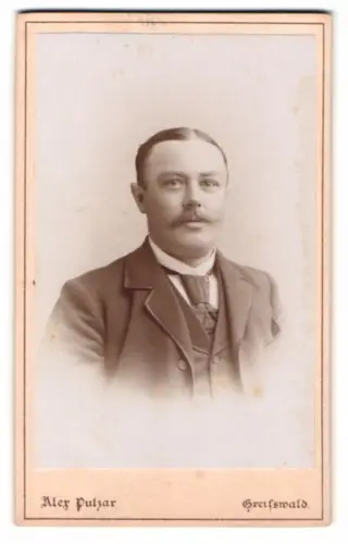 Fotografie Alex Putzar, Greifswald, Bahnhofstrasse 53, Porträt eines Mannes mit Schnurrbart