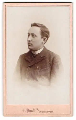 Fotografie E. Glaubach, Greifswald, Lange Str. 4, Porträt eines jungen Mannes