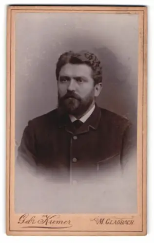 Fotografie Gebr. Kremer, M. Gladbach, Crefeldstrasse 88, Portrait eines Mannes mit Bart