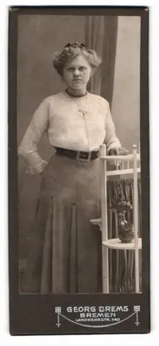Fotografie Georg Brems, Bremen, Landwehrstrasse 140, Junge Frau im Atelier