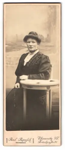 Fotografie Paul Papesch, Chemnitz, Brückenstrasse 31, Porträt einer Dame am Tisch