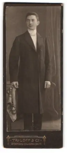 Fotografie Triloff & Co., Spandau, Charlottenstrasse 17, Eleganter Herr im Anzug