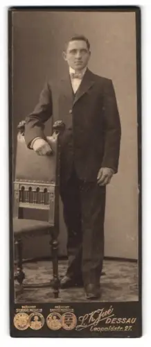 Fotografie L. K. Jue, Dessau, Leopoldstrasse 27, Eleganter Herr mit Stuhl